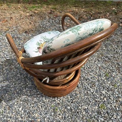 籐のクッション付きチェアーの画像