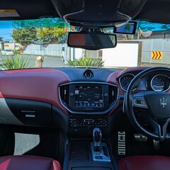 ローンは毎月22,200円～　マセラティ　ギブリ　ベースグレード　正規ディーラー車　整備記録簿付き　サンルーフ　２１インチアルミホイール　赤革シート　クルーズコントロール　スマートキー　アイドリングストップ　Ｂｌｕｅｔｏｏｔｈ　ナビゲーション　バックカメラの画像