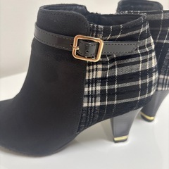黒 チェック柄 サイドファスナー ブーティの画像