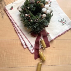 プリザーブドフラワークリスマスリース　ベル付きオーバルリースの画像