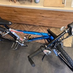 【SALE！10月末まで防犯登録無料！BRIDGESTONE ISHIHARA90‘sMTBチェーン新品！】フロントサスペンション付き 3×7速　26インチマウンテンバイク　スカイブルー×シルバーの画像