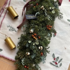 お買い得！プリザーブドフラワークリスマスリース　針葉樹リース　縦型リースの画像