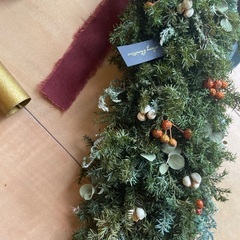 お買い得！プリザーブドフラワークリスマスリース　針葉樹リース　縦型リースの画像