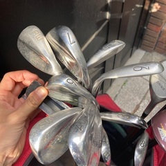 高級ゴルフクラブ一式とゴルフバッグセットの画像