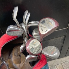 高級ゴルフクラブ一式とゴルフバッグセットの画像