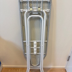 アイロン掛け用のスタンドの画像