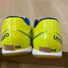 美品　umbro フットサルシューズ イエロー/ブルー19cm スネアテ付きの画像