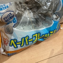 猫砂二種類とペットシーツの画像