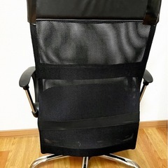メッシュ素材のの縦長の大きなオフィス椅子！！キャスター部分動き良好◎の画像