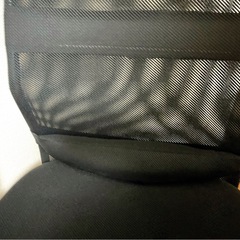 メッシュ素材のの縦長の大きなオフィス椅子！！キャスター部分動き良好◎の画像