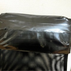 メッシュ素材のの縦長の大きなオフィス椅子！！キャスター部分動き良好◎の画像