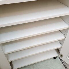 キャスター付き キャビネット■横幅60㎝×奥行38cm×高さ75.5cm■2枚ガラス扉 棚板可動式 ホワイト 食器棚■近隣配送無料 買取帝国 朝霞店の画像