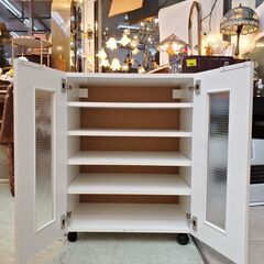 キャスター付き キャビネット■横幅60㎝×奥行38cm×高さ75.5cm■2枚ガラス扉 棚板可動式 ホワイト 食器棚■近隣配送無料 買取帝国 朝霞店の画像