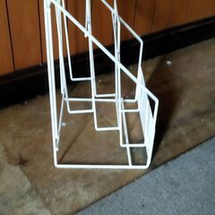 A4判3段フックラック フリーペーパーラック 什器 新品 少々大きめ ※引き取りまたは指定駅渡しの画像
