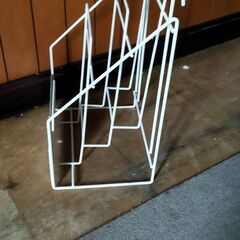 A4判3段フックラック フリーペーパーラック 什器 新品 少々大きめ ※引き取りまたは指定駅渡しの画像