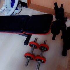 ダンベル2つ、腹筋マシンセットの画像