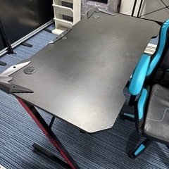 ゲーミングチェア　ゲーミングデスクの画像