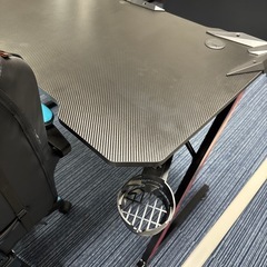 ゲーミングチェア　ゲーミングデスクの画像