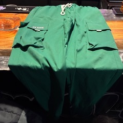 グリーンのかわいいズボンの画像