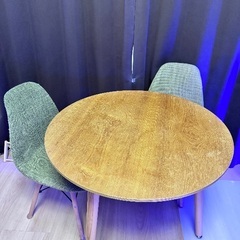 椅子2つとテーブルの画像