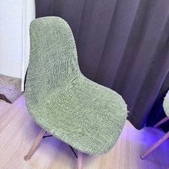 椅子2つとテーブルの画像