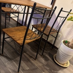 ダイニングテーブルの画像