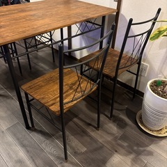 ダイニングテーブルの画像