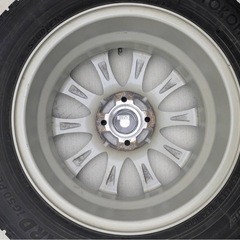 アルミホイール付きスタッドレスタイヤの画像