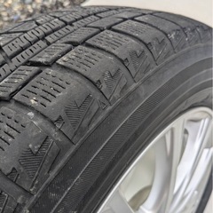 アルミホイール付きスタッドレスタイヤの画像