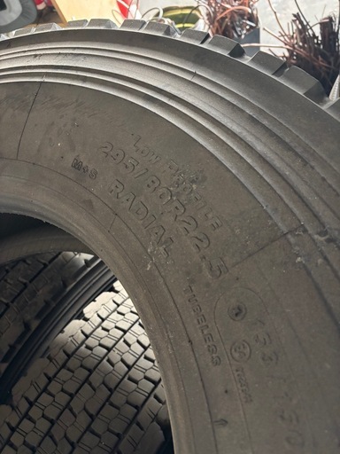 大型トラック　トレーラー　スタッドレスタイヤ