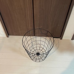 31日までに取りに来てくださる方。まとめ売り　洗濯かご、ゴミ箱、かご、収納ラックの画像