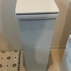 31日までに取りに来てくださる方。まとめ売り　洗濯かご、ゴミ箱、かご、収納ラックの画像