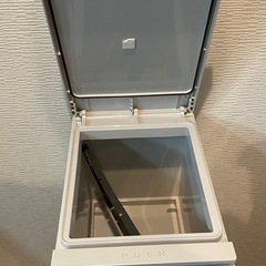 31日までに取りに来てくださる方。まとめ売り　洗濯かご、ゴミ箱、かご、収納ラックの画像