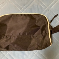 黒いポーチの画像