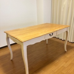 シャビーシック ダイニングテーブルの画像