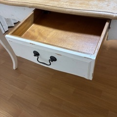 シャビーシック ダイニングテーブルの画像