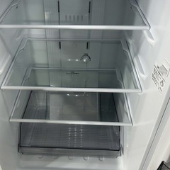 冷蔵庫【配達無料お届け設置出来ます💫都内近郊🚚】信頼のTOSHIBA製153ℓ✨扉内側3段ポケット❄️自動霜取り機能付き✨除菌クリーニング済✨超極美品✨他にも冷蔵庫.洗濯機.電子レンジ.オーブン電子レンジ.炊飯器.テーブル&椅子.机&チェアー.ベット&マットレス.ソファーなど多種多様な美品が有ります✨お気軽にお問い合わせ下さい💫 の画像