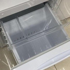 冷蔵庫【配達無料お届け設置出来ます💫都内近郊🚚】信頼のTOSHIBA製153ℓ✨扉内側3段ポケット❄️自動霜取り機能付き✨除菌クリーニング済✨超極美品✨他にも冷蔵庫.洗濯機.電子レンジ.オーブン電子レンジ.炊飯器.テーブル&椅子.机&チェアー.ベット&マットレス.ソファーなど多種多様な美品が有ります✨お気軽にお問い合わせ下さい💫 の画像