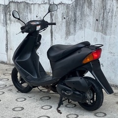 大人気セール‼️外装が少しボロいのでお安く出品😅安心のドライブベルト新品✨️マフラー新品✨️バッテリー充電済み🔋前後タイヤまだまだ山あり🗻嬉しいオイル満タン補充済み🈵オイル交換不要⭕️継ぎ足しだけで🆗2サイクルでパワフルな走り💨CA1PA レッツ2✴の画像