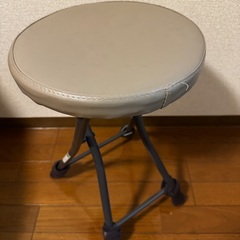 ニトリ デスク幅95×奥行48×高さ72cm、ニトリの折りたたみスツールの画像