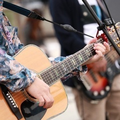 ボーカル、ギター、コーラスできます。