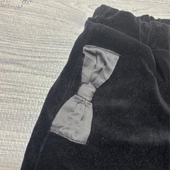 【オンワード樫山】ベロア ワイドパンツ 黒 リボンポケット付き 100サイズの画像