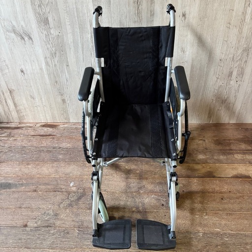 ケアテックジャパン 自走式車椅子 Care-Tec 折りたたみ コンパクト ノーパンクタイヤ 介助ブレーキ付き 