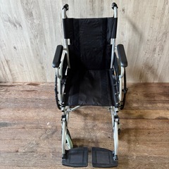 ケアテックジャパン 自走式車椅子 Care-Tec 折りたたみ コンパクト ノーパンクタイヤ 介助ブレーキ付き の画像