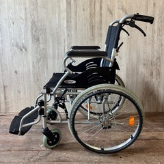 ケアテックジャパン 自走式車椅子 Care-Tec 折りたたみ コンパクト ノーパンクタイヤ 介助ブレーキ付き の画像