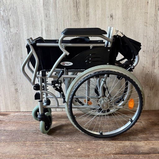 ケアテックジャパン 自走式車椅子 Care-Tec 折りたたみ コンパクト ノーパンクタイヤ 介助ブレーキ付き 