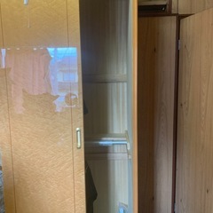 府中家具　三枚扉のワードローブ バーズアイメープル材使用の画像