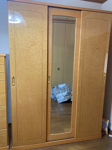 府中家具　三枚扉のワードローブ バーズアイメープル材使用