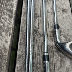 TaylorMadeのアイアンセットとR5ドライバー、ゴルフバッグ付きのセット。の画像