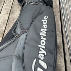 TaylorMadeのアイアンセットとR5ドライバー、ゴルフバッグ付きのセット。の画像